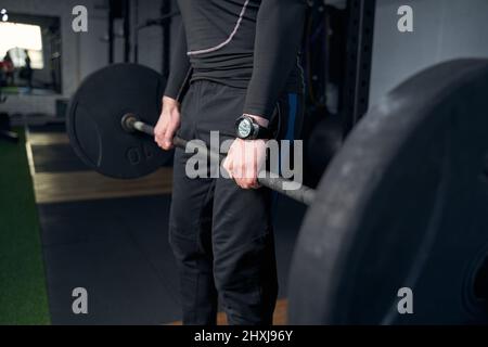 Homme ayant un entraînement de poids avec barbell dans la salle de gym Banque D'Images