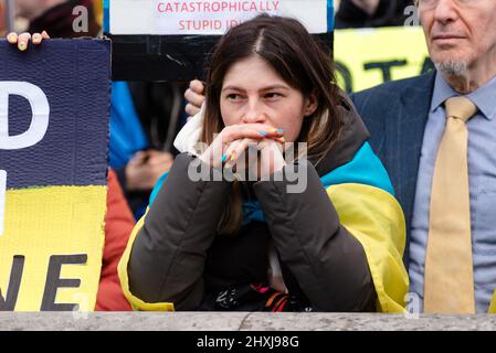 Londres, Royaume-Uni. 12 mars 2022. Manifestation contre la guerre en Ukraine devant Downing Street. Les manifestants appellent à la fin de la guerre en Ukraine Banque D'Images