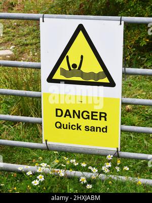 Danger Quick Sand sur une porte à un lac dans les Cotswolds, près du Bowmoor Sailing Club Banque D'Images