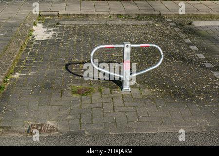 Barrière de sécurité pour le stationnement de voiture, peut être pliée, métal avec des lignes rouges sur un sol en pierre à côté d'un trottoir, jour ensoleillé aux pays-Bas. Prévention contre le vol Banque D'Images