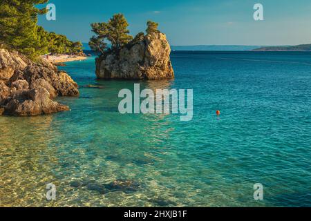 Paysage magnifique avec une mer propre et une île de roche majestueuse sur la plage. Une des plages les plus visitées de Dalmatie, Brela, Riviera de Makarska, Croatie, Banque D'Images