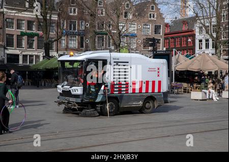 Machine de nettoyage par balayage de la ville d'Amsterdam, pays-Bas 12-3-2022 Banque D'Images