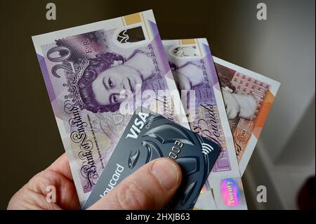 Gros plan d'une carte Visa Barclaycard et de diverses notes Pound Banque D'Images