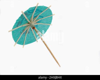 Photo de parapluies symbolisant les vacances, les loisirs, la vie de plage dans la pandémie Banque D'Images