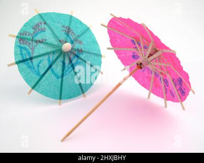 Photo de parapluies symbolisant les vacances, les loisirs, la vie de plage dans la pandémie Banque D'Images