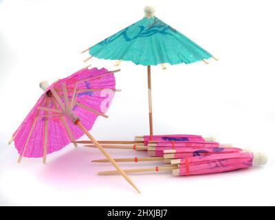 Photo de parapluies symbolisant les vacances, les loisirs, la vie de plage dans la pandémie Banque D'Images