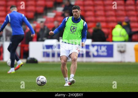 NOTTINGHAM, ROYAUME-UNI. 12th MARS Scott McKenna, de la forêt de Nottingham, se réchauffe avant le lancement du match de championnat Sky Bet entre la forêt de Nottingham et Reading au City Ground, à Nottingham, le samedi 12th mars 2022. (Credit: Jon Hobley | MI News) Credit: MI News & Sport /Alay Live News Banque D'Images