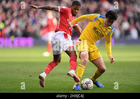 NOTTINGHAM, ROYAUME-UNI. MAR 12th Xande Silva de Nottingham Forest bataille avec Tom McIntyre de Reading pendant le match de championnat Sky Bet entre Nottingham Forest et Reading au City Ground, Nottingham, le samedi 12th mars 2022. (Crédit : Jon Hobley | MI News) Banque D'Images