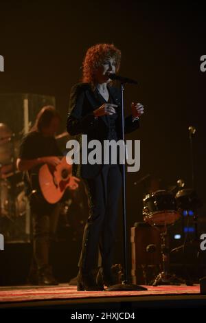 La célèbre chanteuse italienne Fiorella Mannoia se produit sur scène à Bassano del Grappa à PalaDue avec « la version de Fiorella tour » le samedi 12 mars, au milieu de grands succès et des chansons du dernier album « Masters of Nothing ». C'est le concert de la chanteuse qui, après les reports dus à Covid, est enfin de retour sur scène avec un concert qui tire son nom du programme qu'elle vient de terminer l'accueil le Rai 3, en fin de soirée. Dans le concert, accueilli sur la scène de Pala Bassano 2 et organisé par DuePunti Eventi, Fiorella Mannoia a interprété les chansons qui ont marqué sa carrière, fro Banque D'Images