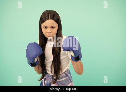 boxeur d'enfants concentré qui frappe dans des gants de boxe pendant l'entraînement sportif, l'espace de copie, la détermination Banque D'Images