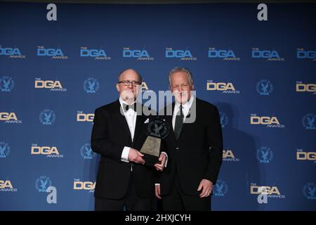 Joseph P. Reidy et Michael Mann dans la salle de presse lors des Prix annuels de la Guilde des directeurs d'Amérique 74th qui se sont tenus à l'hôtel Beverly Hilton à Beverly Hills, CA, le samedi 12 mars 2022. (Photo de Conor Duffy/Sipa USA) Banque D'Images