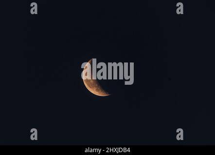 image nette en demi-lune sur fond noir foncé Banque D'Images