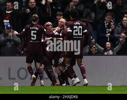 Tynecastle Park Edinburgh.Scotland Royaume-Uni 12th mars 22. Scottish Cup Tie, Heart of Midlothian vs St Mirren Hearts Aaron McEneff (8) célèbre son but avec Liam Boyce (10) Credit: eric mccowat/Alay Live News Banque D'Images