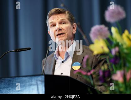 13 mars 2022, Schleswig-Holstein, Neumünster: Heiner Garg (FDP), ministre de la Santé du Schleswig-Holstein et président d'Etat de son parti, prend la parole lors de la conférence du parti d'Etat du FDP. Un nouveau Parlement d'État sera élu au Schleswig-Holstein le 08 mai 2022. Photo: Axel Heimken/dpa Banque D'Images