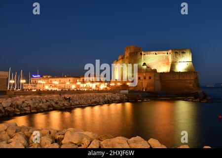 Photo nocturne de Castel dell'Ovo, un château en mer dans la ville de Naples, Italie. Banque D'Images