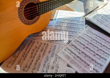 Composition avec guitare et partitions Banque D'Images