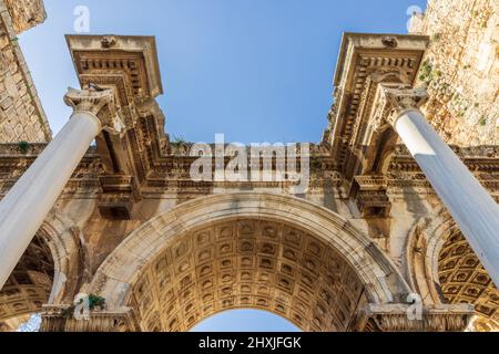 La porte d'Hadrien historique dans la vieille ville d'Antalya, Turquie. Banque D'Images