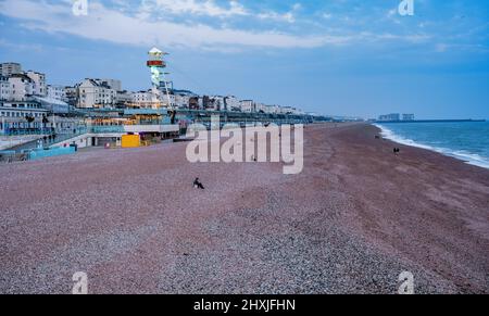 Vue sur la plage de Brighton depuis Brighton Pier, à Brighton, dans l'est du Sussex Banque D'Images