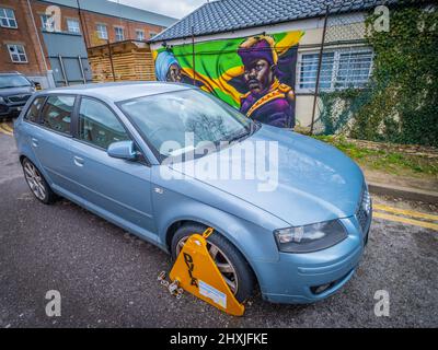 Une voiture est fixée en raison de l'absence de taxe routière. Banque D'Images