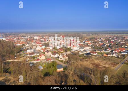 Fait d'une grande hauteur, un panorama d'une petite ville provinciale à l'aide d'un drone. Banque D'Images