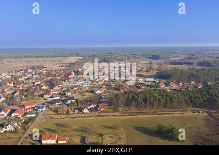 Fait d'une grande hauteur, un panorama d'une petite ville provinciale à l'aide d'un drone. Banque D'Images