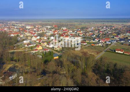 Fait d'une grande hauteur, un panorama d'une petite ville provinciale à l'aide d'un drone. Banque D'Images