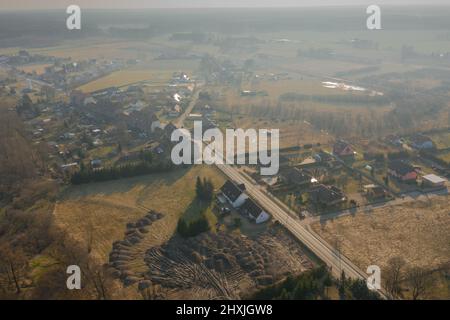 Fait d'une grande hauteur, un panorama d'une petite ville provinciale à l'aide d'un drone. Banque D'Images