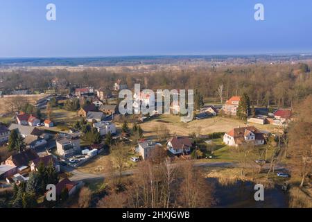 Fait d'une grande hauteur, un panorama d'une petite ville provinciale à l'aide d'un drone. Banque D'Images