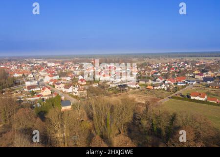 Fait d'une grande hauteur, un panorama d'une petite ville provinciale à l'aide d'un drone. Banque D'Images