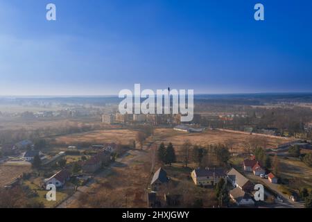 Fait d'une grande hauteur, un panorama d'une petite ville provinciale à l'aide d'un drone. Banque D'Images