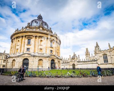 Radcliffe Square, au centre d'Oxford, est l'endroit où se trouve le bâtiment Radcliffe Camera, une bibliothèque historique au cœur d'Oxford. Conçu par Jame Banque D'Images