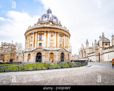 Radcliffe Square, au centre d'Oxford, est l'endroit où se trouve le bâtiment Radcliffe Camera, une bibliothèque historique au cœur d'Oxford. Conçu par Jame Banque D'Images