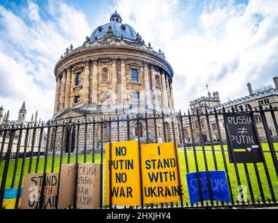 Radcliffe Square, au centre d'Oxford, est l'endroit où se trouve le bâtiment Radcliffe Camera, une bibliothèque historique au cœur d'Oxford. Banque D'Images