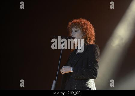 12 mars 2022, Bassano del Grappa, Italie: La célèbre chanteuse italienne Fiorella Mannoia se produit sur scène à Bassano del Grappa à PalaDue avec ''la version de Fiorella tour'' le samedi 12 mars, Au milieu des grands succès et des chansons du dernier album 'Masters of Nothing'... c'est le concert de la chanteuse qui, après les reports dus à Covid, est enfin de retour sur scène avec un concert qui tire son nom du programme qu'elle vient de terminer l'hébergement sur Rai 3, en fin de soirée. Dans le concert, accueilli sur la scène de Pala Bassano 2 et organisé par DuePunti Eventi, Fiorella Mannoia interp Banque D'Images