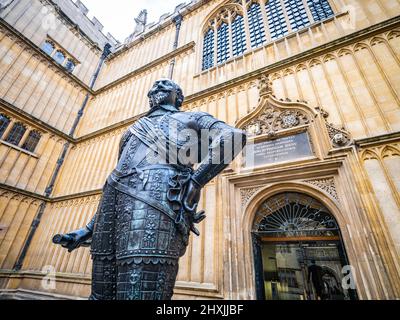 Statue d'Abronze de William Herbert, 3rd comte de Pembroke 1580–1630 placé devant l'entrée principale de la bibliothèque de l'ancienne Bodléienne, il regarde l'acro est Banque D'Images