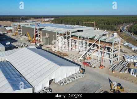 11 mars 2022, Brandebourg, Grünheide: Le chantier de construction du gigafactory de Berlin Brandenburg (vue aérienne avec un drone). La première usine européenne de Grünheide, conçue pour 500 000 véhicules par an, est un pilier important de la stratégie future de Tesla. Photo: Patrick Pleul/dpa-Zentralbild/ZB Banque D'Images