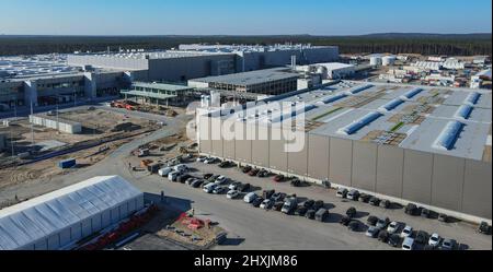 11 mars 2022, Brandebourg, Grünheide: Le chantier de construction du gigafactory de Berlin Brandenburg (vue aérienne avec un drone). La première usine européenne de Grünheide, conçue pour 500 000 véhicules par an, est un pilier important de la stratégie future de Tesla. Photo: Patrick Pleul/dpa-Zentralbild/ZB Banque D'Images