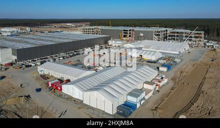 11 mars 2022, Brandebourg, Grünheide: Le chantier de construction du gigafactory de Berlin Brandenburg (vue aérienne avec un drone). La première usine européenne de Grünheide, conçue pour 500 000 véhicules par an, est un pilier important de la stratégie future de Tesla. Photo: Patrick Pleul/dpa-Zentralbild/ZB Banque D'Images