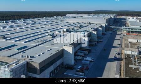 11 mars 2022, Brandebourg, Grünheide: Le chantier de construction du gigafactory de Berlin Brandenburg (vue aérienne avec un drone). La première usine européenne de Grünheide, conçue pour 500 000 véhicules par an, est un pilier important de la stratégie future de Tesla. Photo: Patrick Pleul/dpa-Zentralbild/ZB Banque D'Images