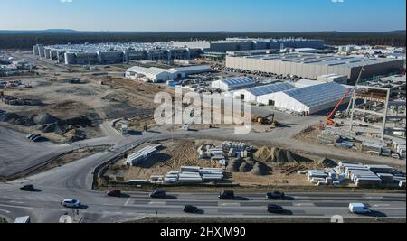 11 mars 2022, Brandebourg, Grünheide: Le chantier de construction du gigafactory de Berlin Brandenburg (vue aérienne avec un drone). La première usine européenne de Grünheide, conçue pour 500 000 véhicules par an, est un pilier important de la stratégie future de Tesla. Photo: Patrick Pleul/dpa-Zentralbild/ZB Banque D'Images