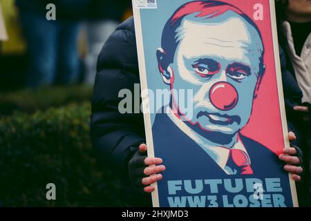 Parliament Square, Londres | Royaume-Uni - 2022.03.06 : affiches du clown de poutine lors de la manifestation ukrainienne contre la guerre et l'invasion Banque D'Images