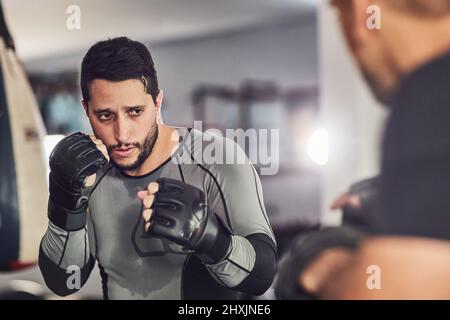 Travailler sur sa technique. Coupe courte de deux combattants professionnels dans la salle de sport. Banque D'Images