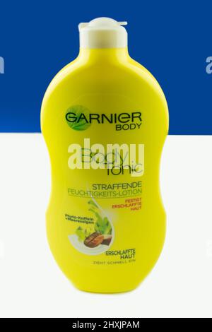 Hambourg, Allemagne - Fébuary 22 2022: Garnier Body Tonic straffende Körperpflege Body Lotion - Garnier Body Tonic Firming Body Lotion Banque D'Images