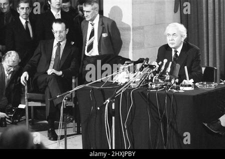 Harold Wilson (1916-1995) annonce sa démission du poste de Premier ministre lors d'une conférence de presse au ministère de la Défense à Londres. Il avait dit plus tôt dans la journée à ses collègues du Cabinet qu'il avait l'intention de démissionner.16th mars 1976 Banque D'Images