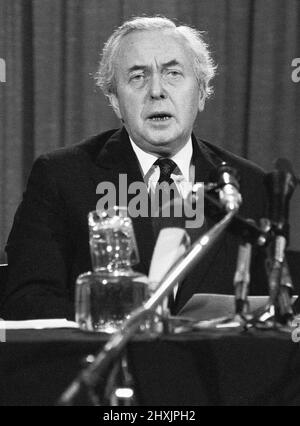 Harold Wilson (1916-1995) annonce sa démission du poste de Premier ministre lors d'une conférence de presse au ministère de la Défense à Londres. Il avait dit plus tôt dans la journée à ses collègues du Cabinet qu'il avait l'intention de démissionner.16th mars 1976 Banque D'Images