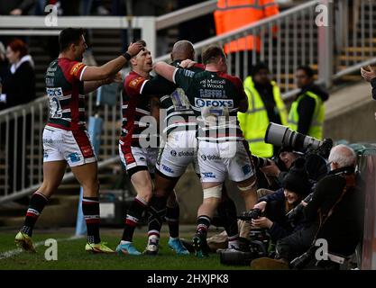 Leicester, Royaume-Uni. 12th mars 2022. Rugby, premier ministre. Leicester Tigers V London Irish. Stade Mattioli Woods Welford Road. Leicester. Les joueurs de Leicester Tigers célèbrent un autre gtry avec le joueur Nemani Nadolo (Leicester Tigers, 11) lors du match de rugby de Leicester Tigers V London Irish Premiership. Credit: Sport en images/Alamy Live News Banque D'Images