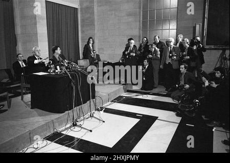 Harold Wilson (1916-1995) annonce sa démission du poste de Premier ministre lors d'une conférence de presse au ministère de la Défense à Londres. Il avait dit plus tôt dans la journée à ses collègues du Cabinet qu'il avait l'intention de démissionner.16th mars 1976 Banque D'Images