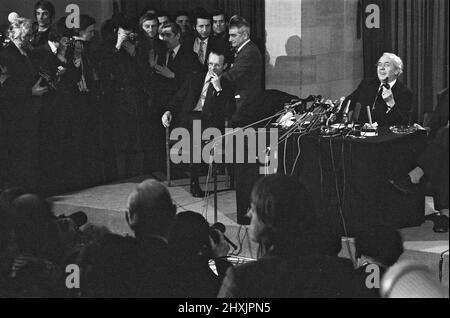 Harold Wilson (1916-1995) annonce sa démission du poste de Premier ministre lors d'une conférence de presse au ministère de la Défense à Londres. Il avait dit plus tôt dans la journée à ses collègues du Cabinet qu'il avait l'intention de démissionner.16th mars 1976 Banque D'Images