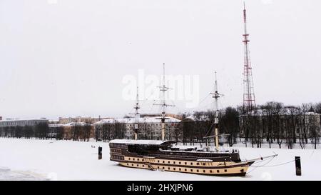 Restaurant flottant Frégate Flagship sur la rivière Volkhov en hiver, Vélikiy Novgorod. Concept. Magnifique navire stylisé rétro sur neige et glace Banque D'Images