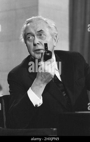 Harold Wilson (1916-1995) annonce sa démission du poste de Premier ministre lors d'une conférence de presse au ministère de la Défense à Londres. Il avait dit plus tôt dans la journée à ses collègues du Cabinet qu'il avait l'intention de démissionner.16th mars 1976 Banque D'Images